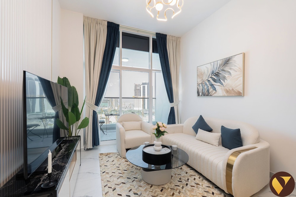 Vogue Opalz short Drive to Dubai Hills M