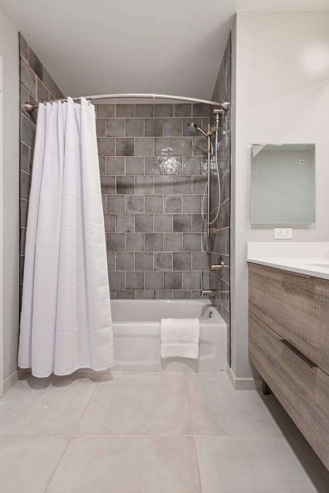 River North 2BR High Ceilings Comfort