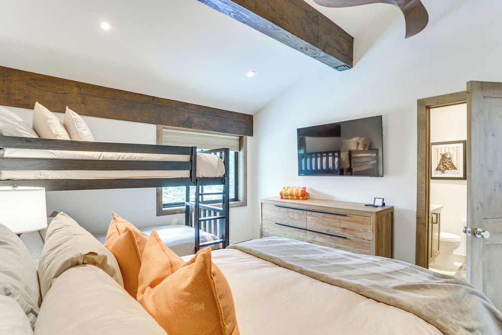 Sauna & Ski Shuttle Access: Mtn-view Condo in Avon