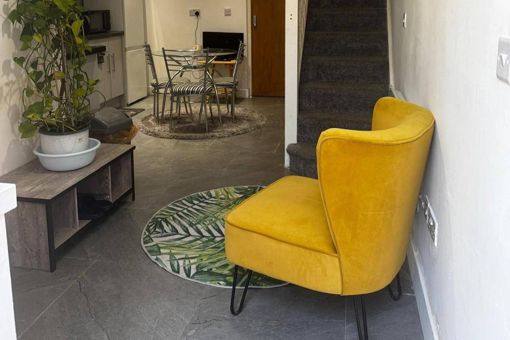 Cosy Central Home - Sleeps 5, Free Parking & Patio