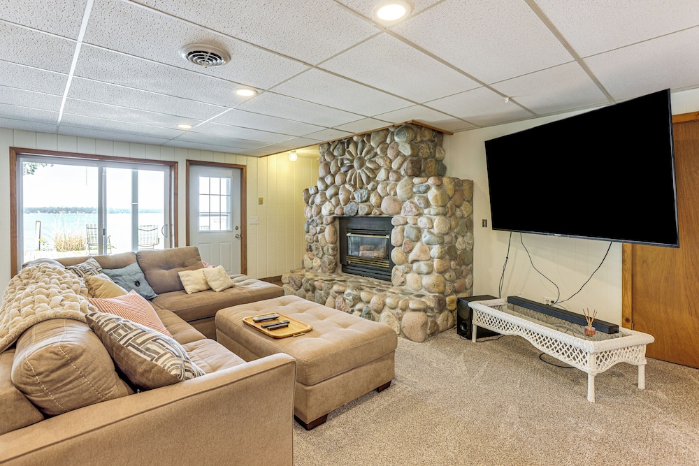 Waterfront Home on Duck Lake: 8 Mi to State Park!