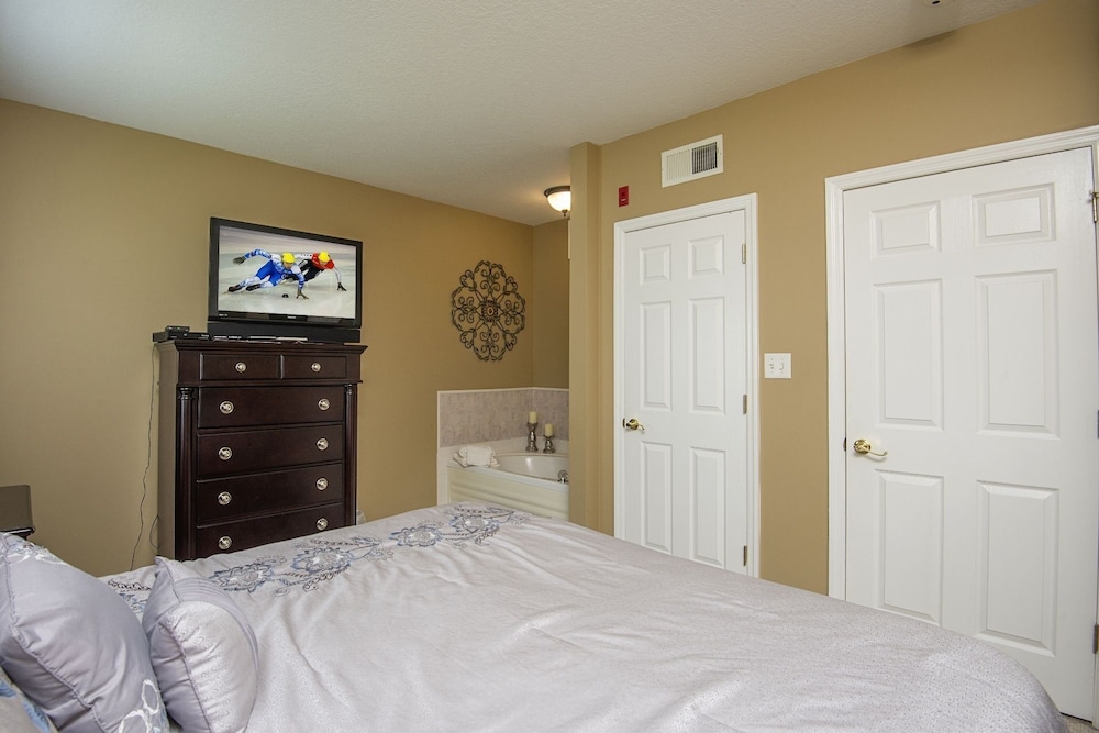 Colonial Crest 112 - Great Location! - You Can Walk To Town! 1 Bedroom Condo by RedAwning view 5