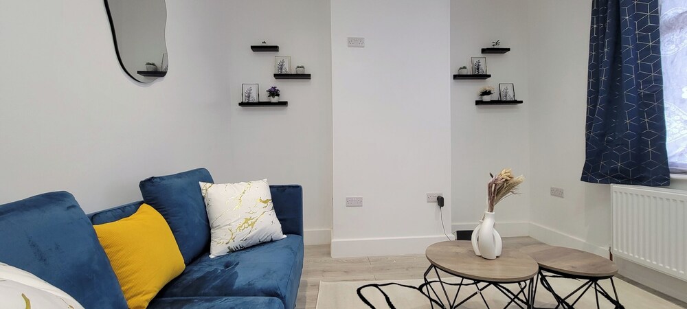 Dagenham - House - Sleeps 4 - Garden - City Centre