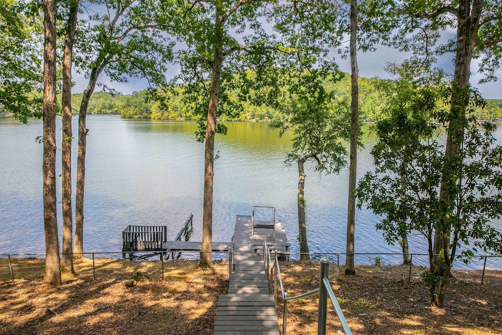 Screened-in Porch w/ Views: Hot Springs Getaway!