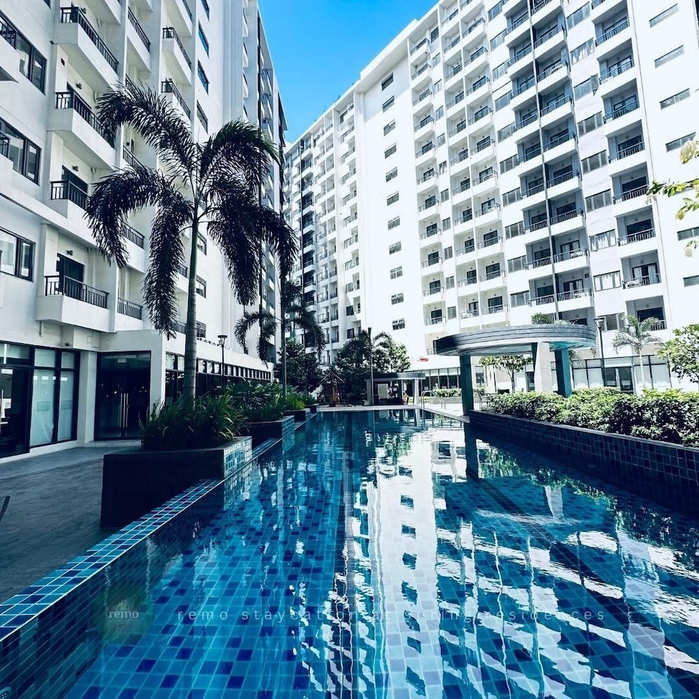 Cozy Retreat w/Balcony Near SM Mall/NAIA Airport
