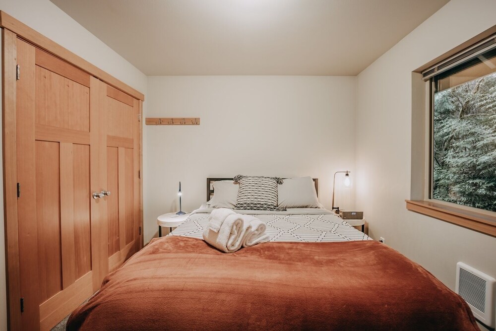 52gs - Hot Tub - Wifi - Pets Ok - Wood Stove - Sleeps 6 2 Bedroom Home by RedAwning view 3