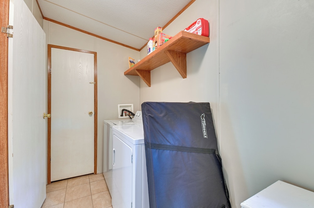 5 Blocks to Beach Access: Sanders Island Getaway!