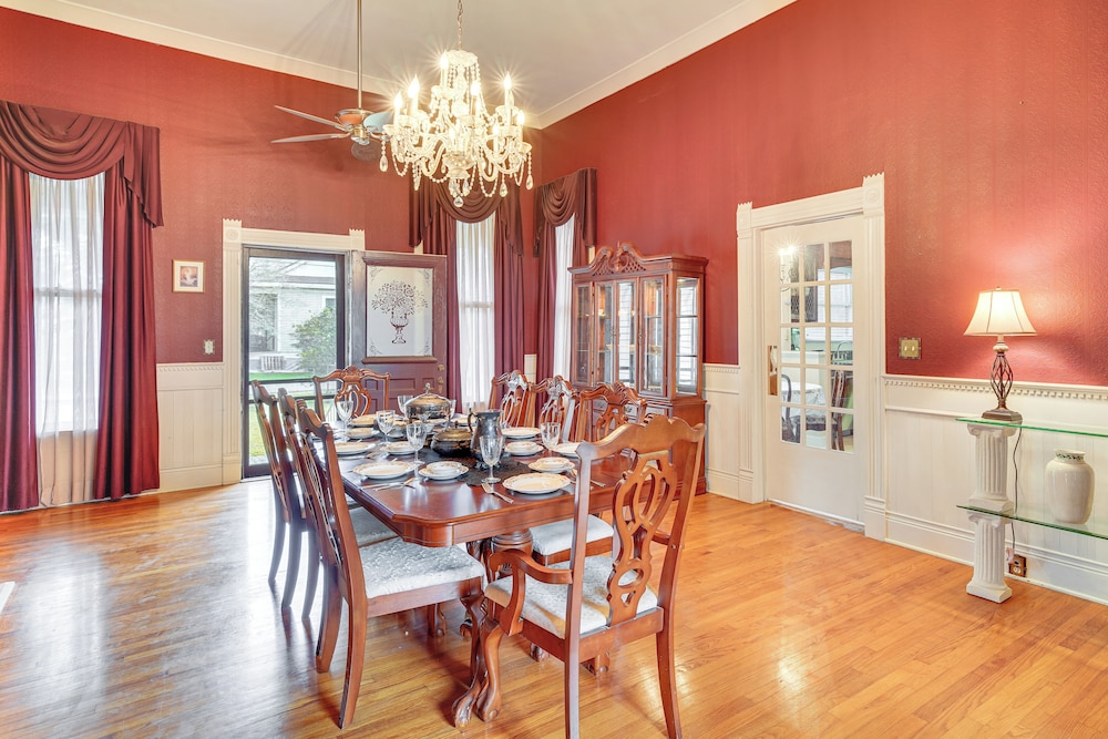 Historic Home w/ Wraparound Porch: Walkable Area!