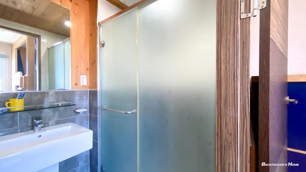 Backpacker's Home 24
