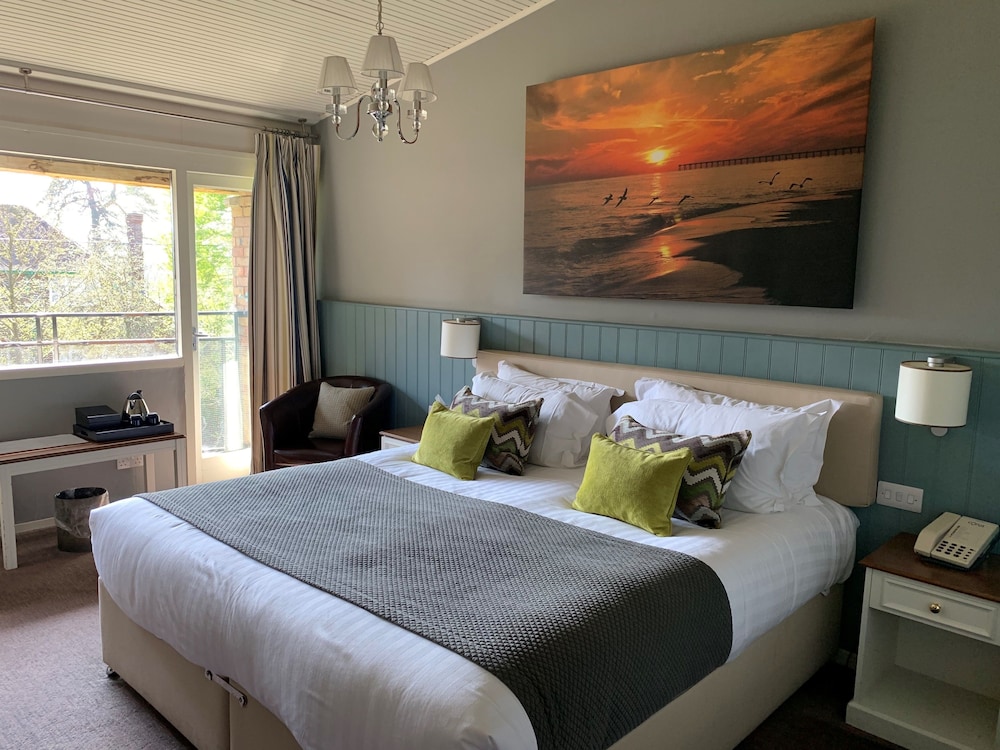 Romsey Vacations - Potters Heron Hotel - Property Image 3