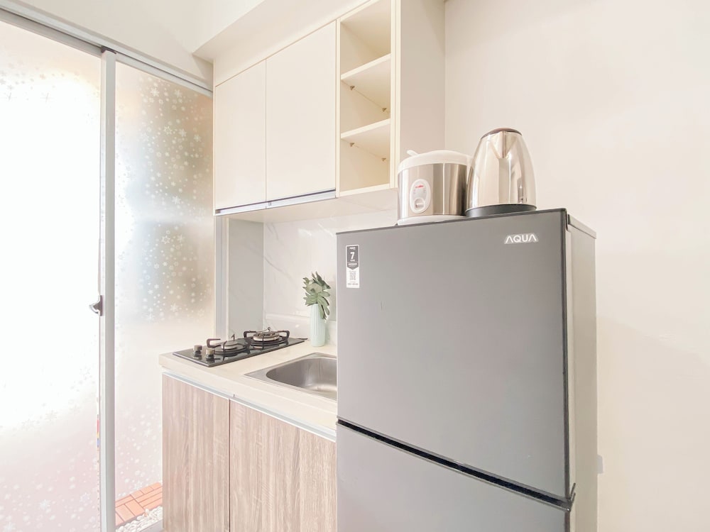 Basic 1Br Apartment At Vittoria Residence