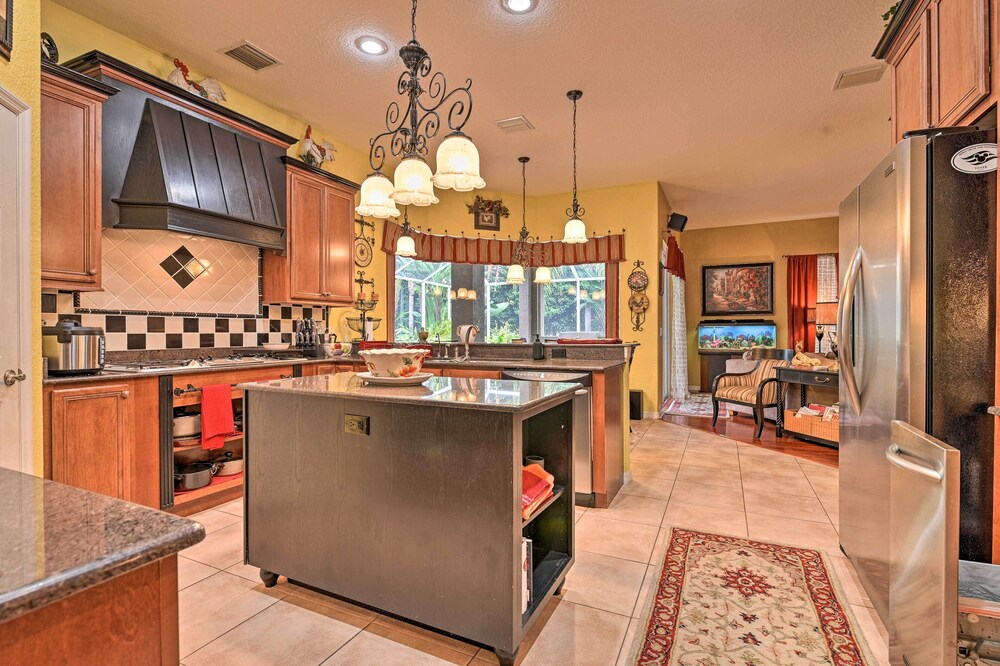 Elegant Valrico Home ~ 15 Mi to Downtown Tampa!