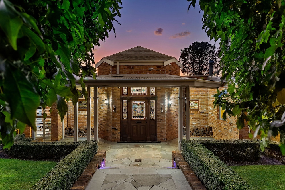 Tranquil Estate With Pool Heated Spa Gardens