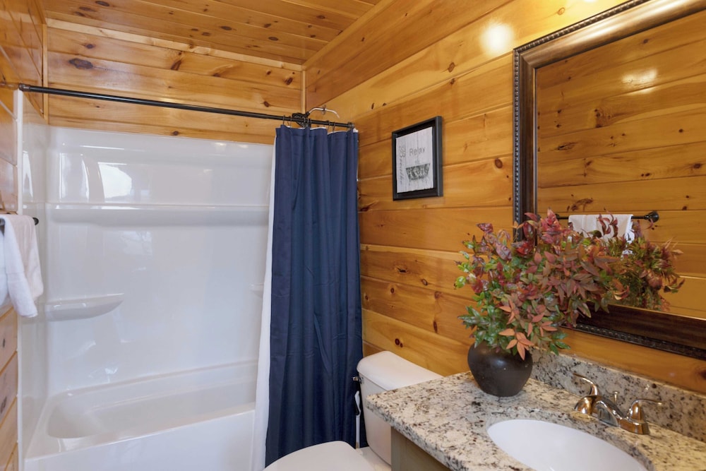 100 Guests Blackthorn: Sister Smokies Homes Luxury Mountain Retreat
