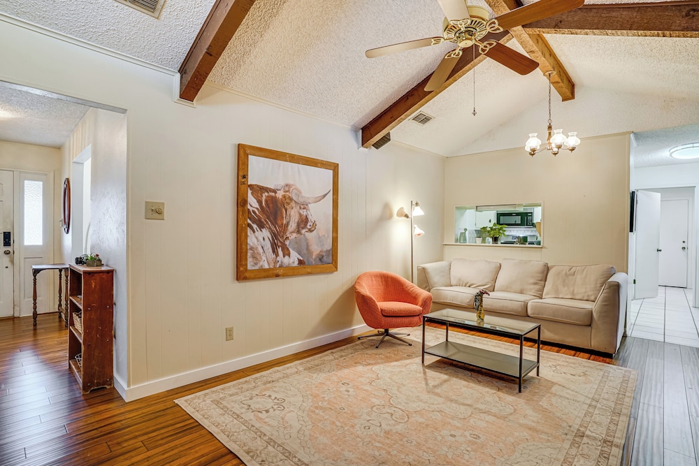 Karaoke Ready! Fort Worth Area Home w/ Pool