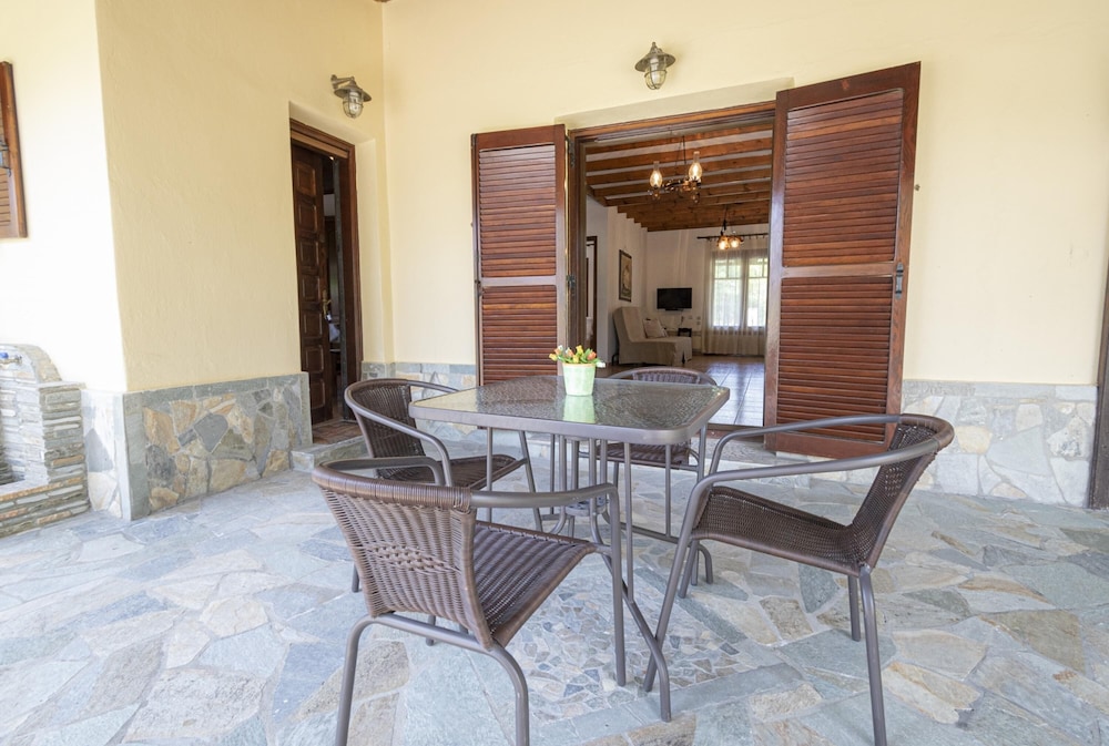 Linden House Right by Rentals Pro view 4