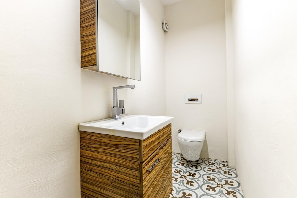 Flat w Balcony 1 min to Bagdat Avenue in Kadikoy