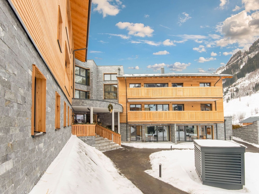 Golden Lodges Rauris Resort With ski Storage