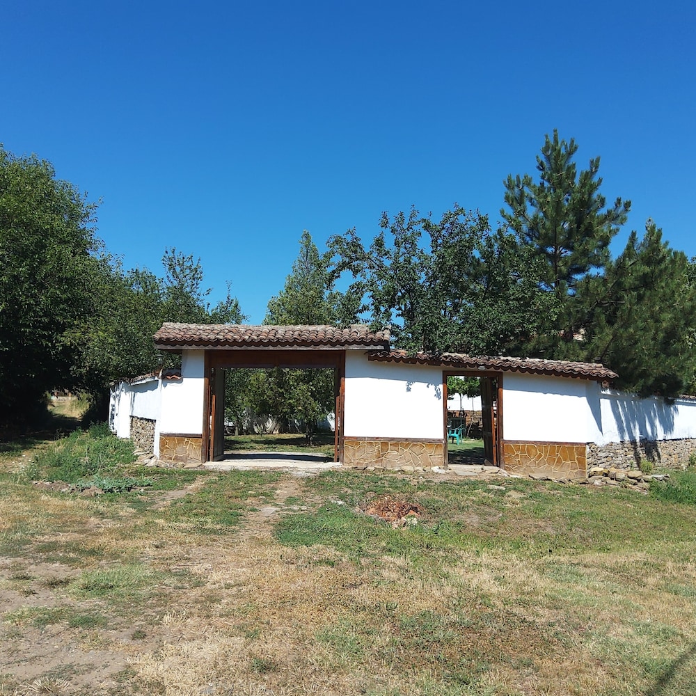 House Sleeps 6-garden-freeparking-bbq-patio-petsok