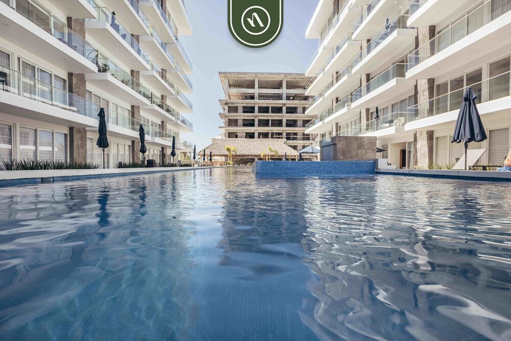 3BR Condo Right Next to the Beach - Pool - Palapa