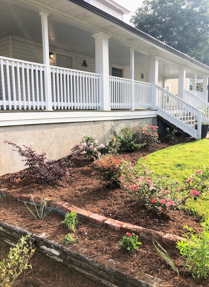 Renovated 3 Bedroom Close to Downtown