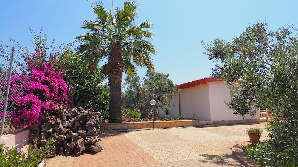 Villa Ulivo Sleeps 7 Garden Close to the sea
