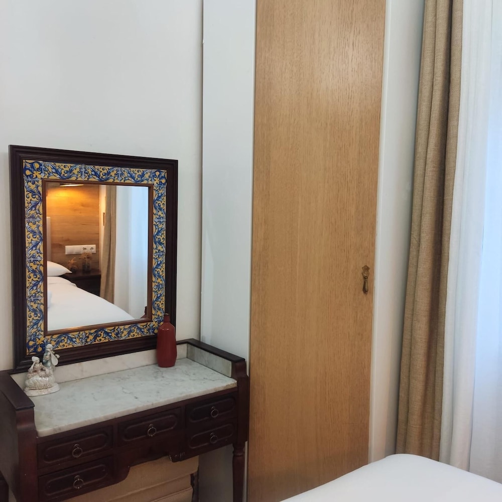 STUDIOS OR PRIVATE ROOMS