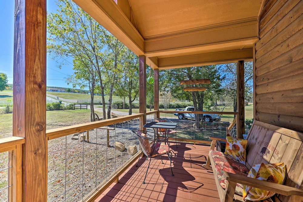 3 Mi to Lake Hamilton: 'tree Top Cabin' view 5