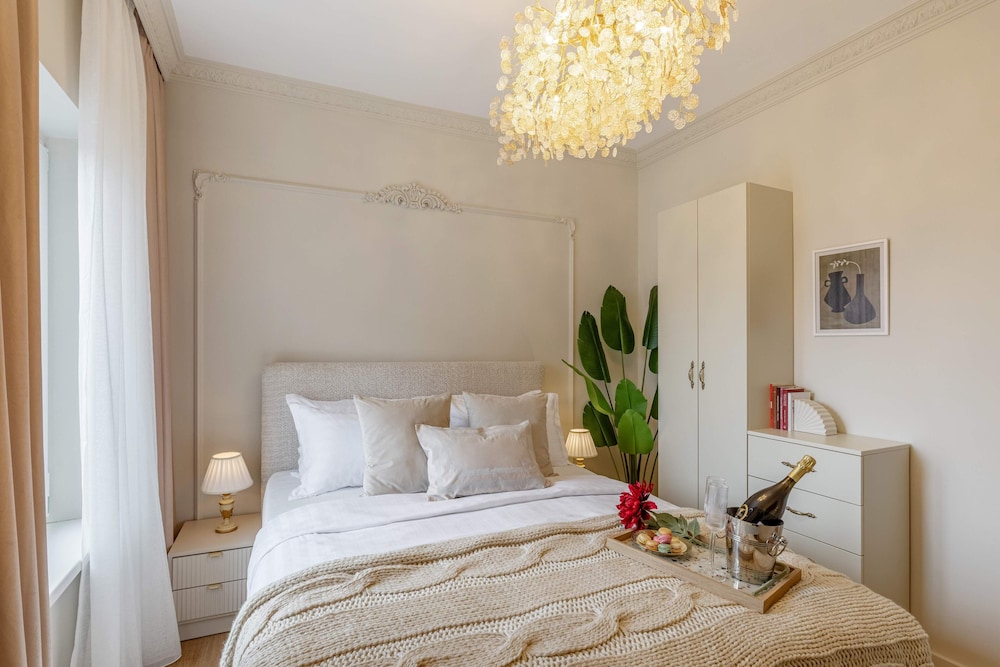 Parisian-Inspired 1BR in the Heart of Bucharest - Balcony, AC & Fully Equipped