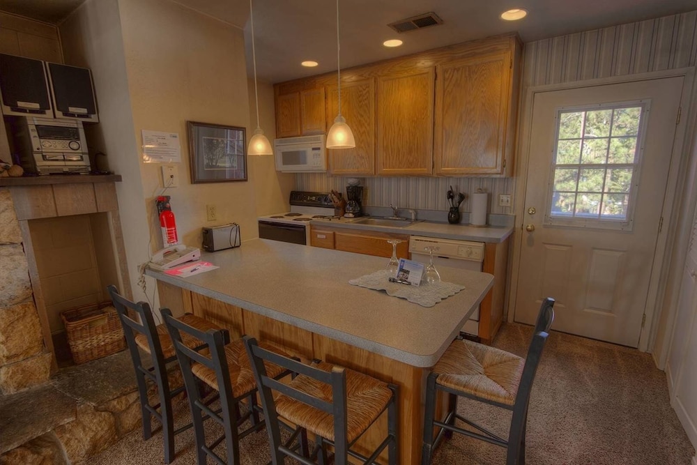 Lake Tahoe Vacations - Heavenly Mountain Hideaway 2 Bedroom Home by RedAwning - Property Image 4