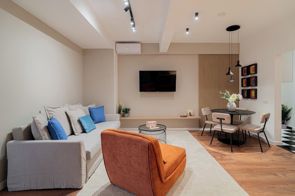 Playful & Trendy 2BR on Regina Elisabeta, Steps to Cismigiu Gardens | Bathtub & Boulevard Views