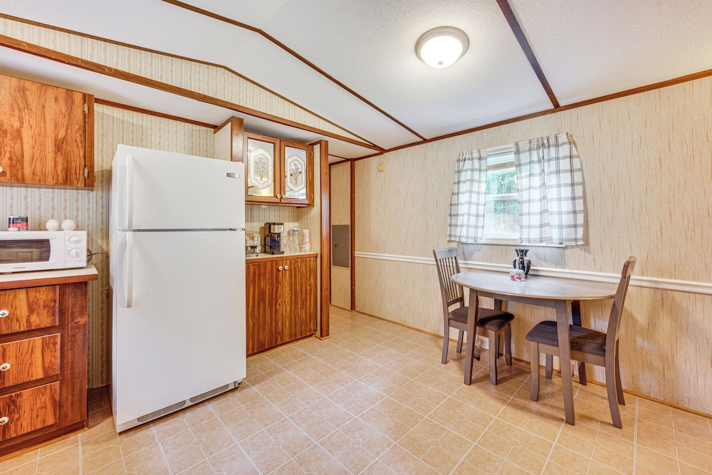 3 Mi to Badin Lake: Quiet New London Retreat