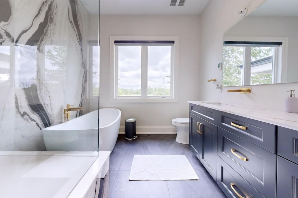 Lucky Mansion Luxury Villa in Fort Erie