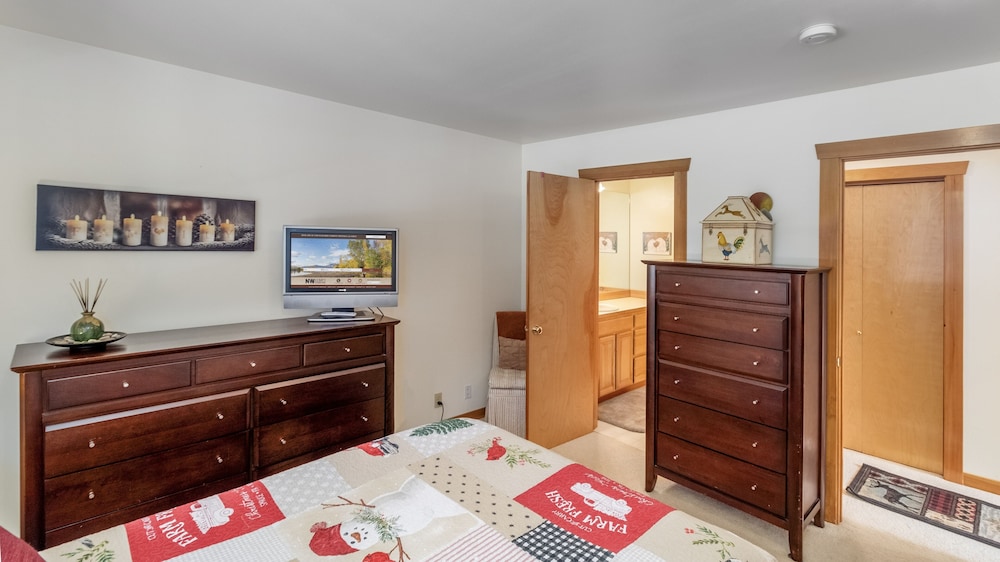 Pine Tree Cottage 3 Bedroom Home by NW Comfy Cabins by RedAwning view 3