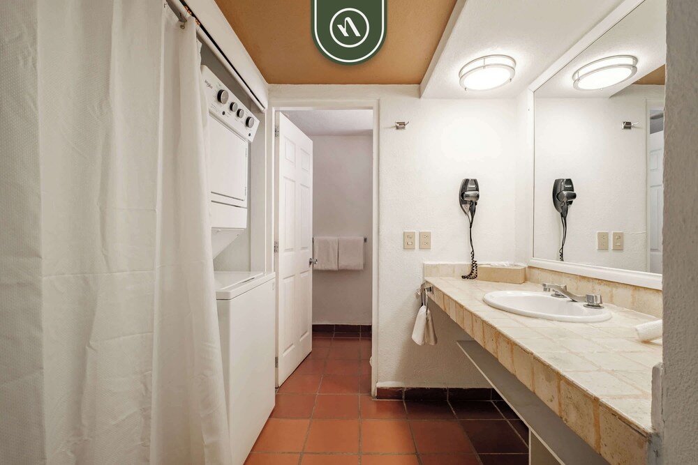 Amazing 1 BR Condo - Partial Oceanview - Pool