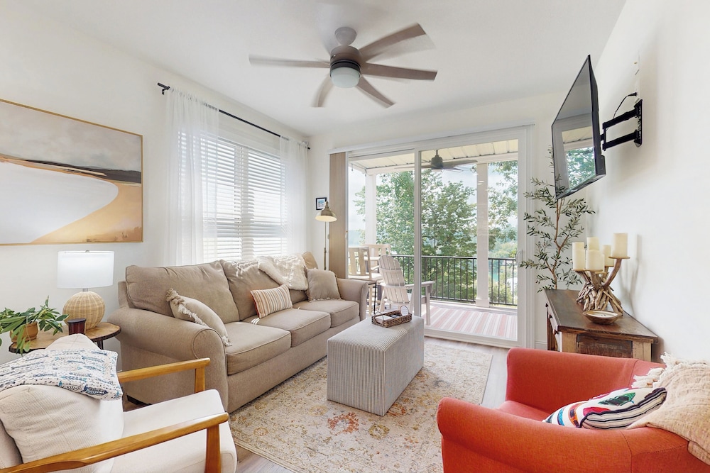 3 BR Home w/ Decks & Lake Views!