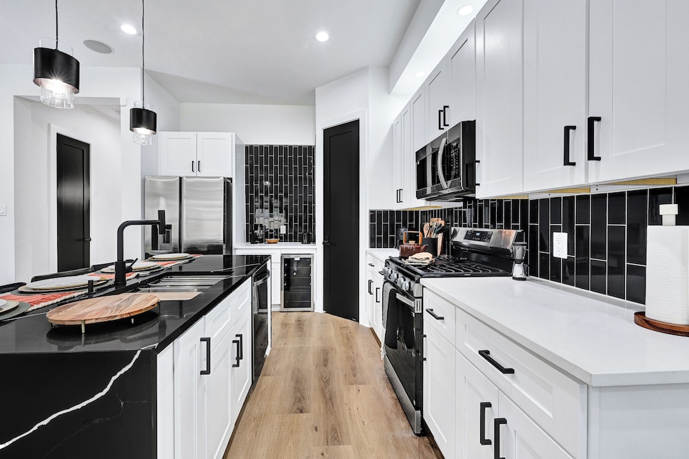 5 Mi to NRG Stadium: Modern Escape w/ Patio & Yard