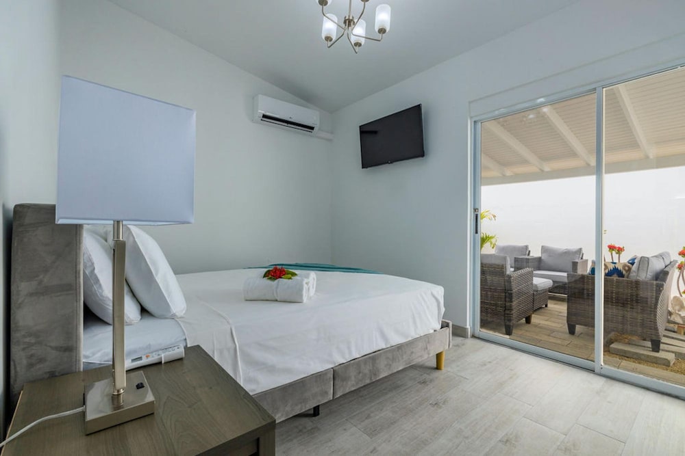 NEW 5BR Villa w Privatepool 3min to Eagle Beach