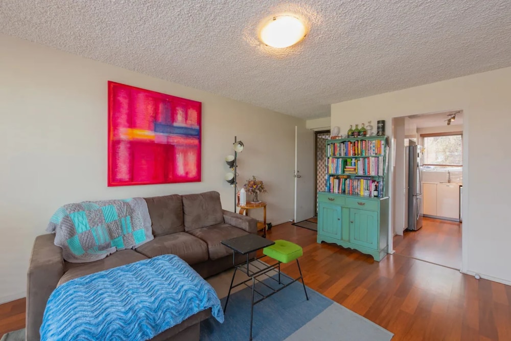 Well-appointed Sunny 2 Bedroom Apartment in Northcote With Parking