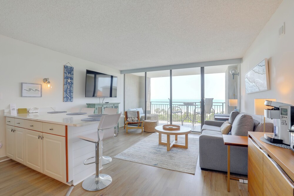Walk to Myrtle Beach: Condo w/ Views & Pool Access