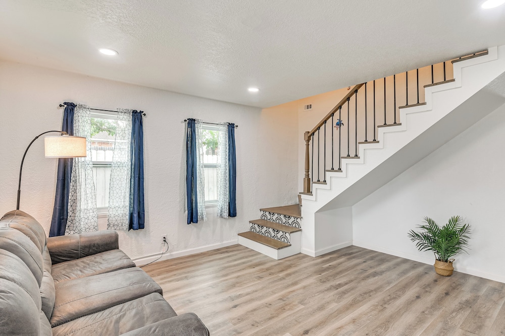 < 1 Mi to Beaches: Galveston Retreat w/ Patio!