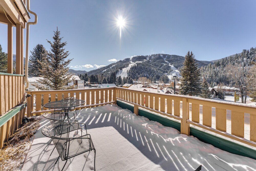 1/2 Mi to Skiing: Red River Condo w/ Free Shuttle!