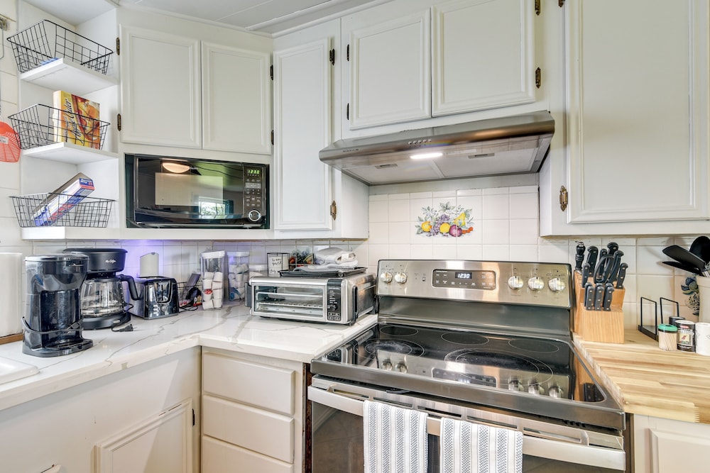 2 Mi to Public Beach: Pet-friendly Freeport Home!