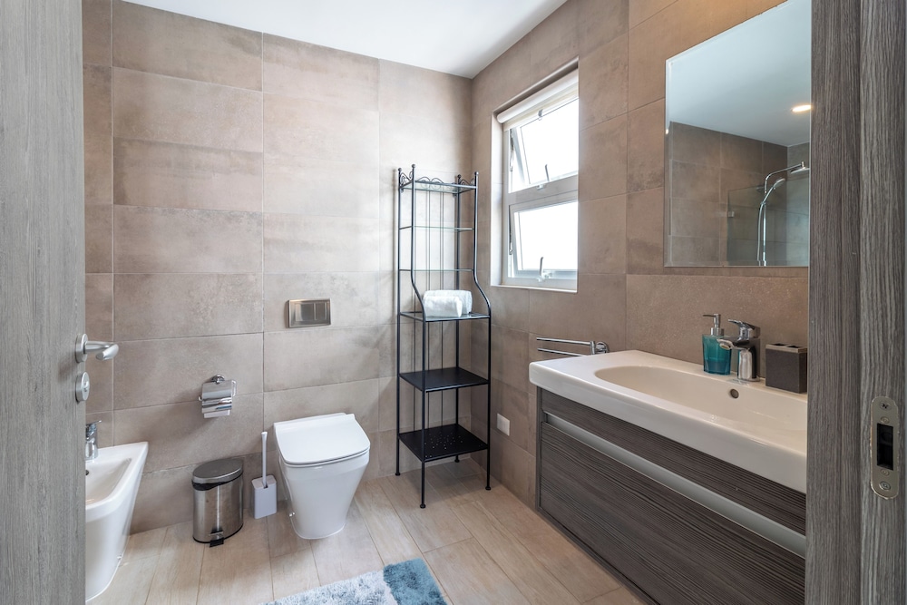 Modern 2BR Apartment - Paseo del Mar