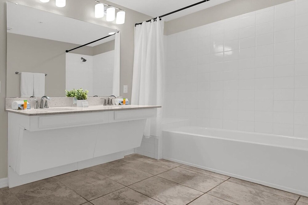 Upstay Stylish Condo w Patio Storey Lake Resort