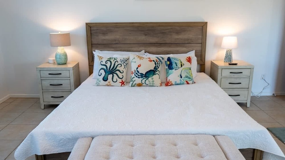 Fun Retro Island Vibe Sleeps 17 Beach 1 Block 4 Bedroom Home