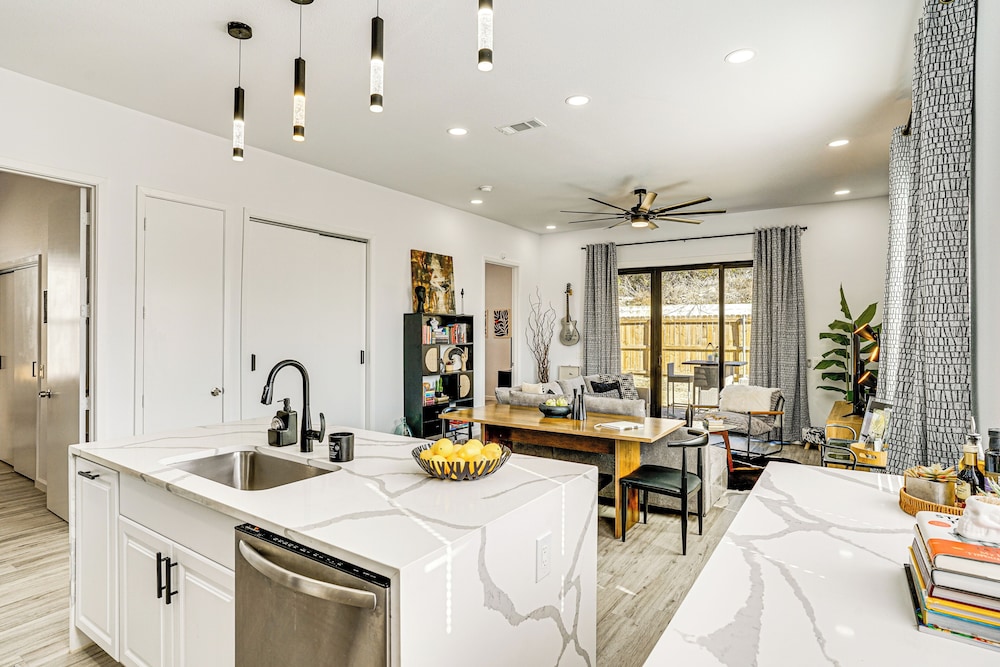 Walk to Lake: Modern Pet-friendly Home in Granbury