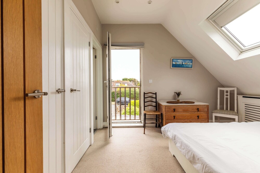 Light-filled Family-friendly Beach House
