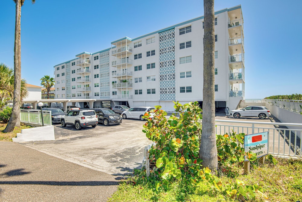 Steps to Ocean: Satellite Beach Condo w/ Balcony