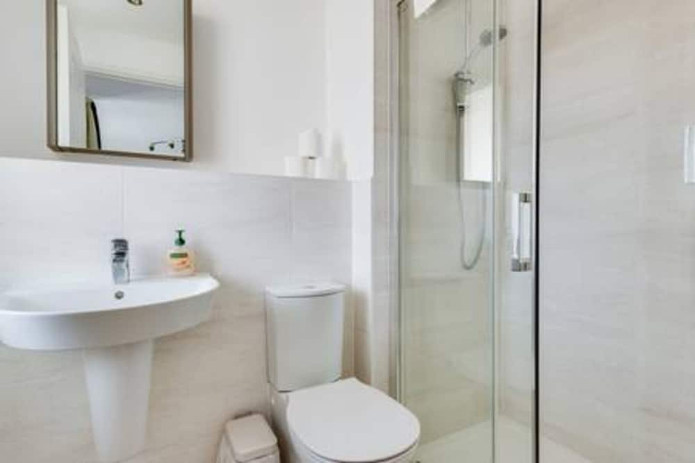 Stylish 4-br House With 3 Ensuite Free Parking
